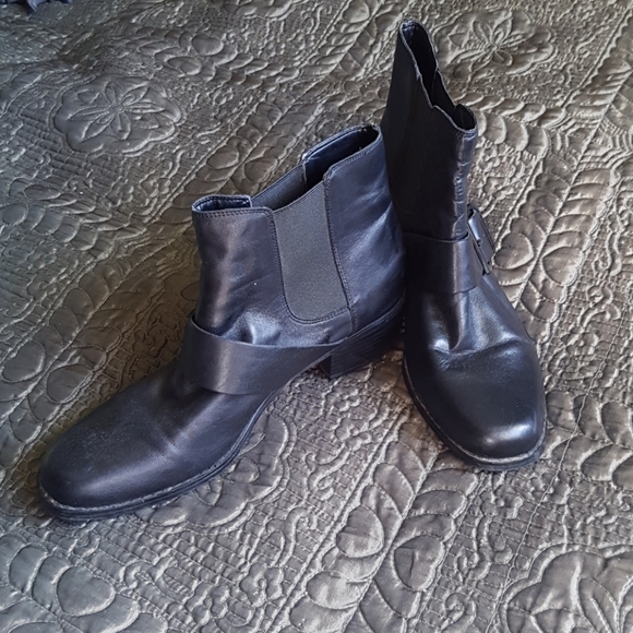 Marc Fisher ankle boots - Picture 3 of 5